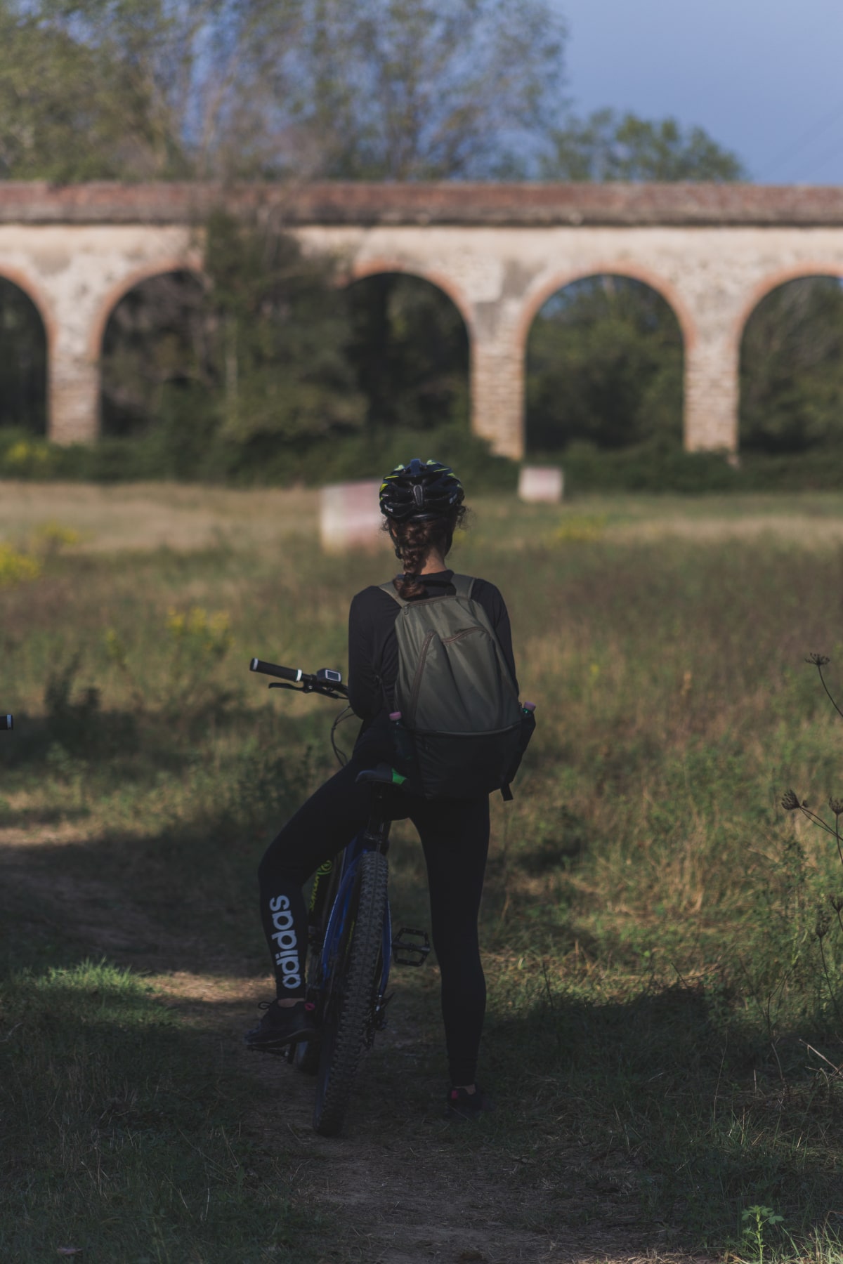 Ciclista sul cammino di Santa Giulia